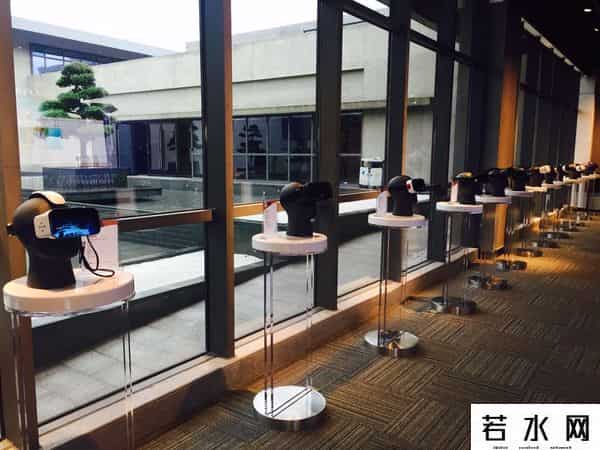 巧克口语,元年到来,看这些公司如何玩VR+教育