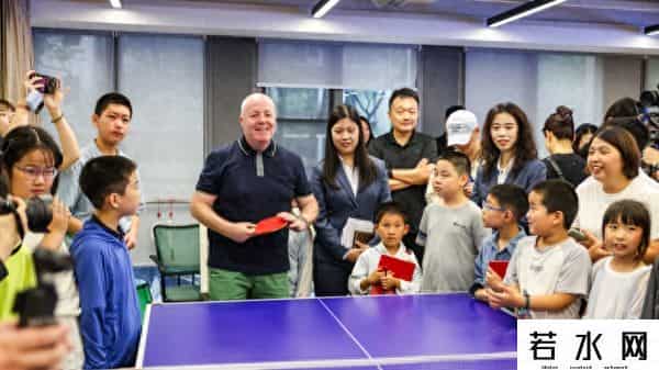 孩子王是谁,约翰·希金斯怎么还打起了乒乓？原来他是来当“孩子王”的！