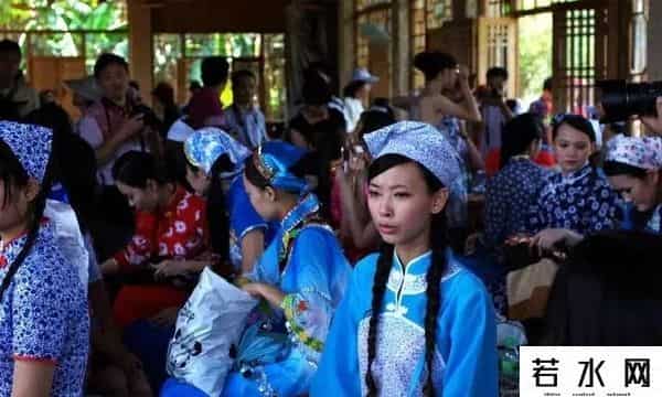 都是外乡人,他们是纯正汉族人,人口超过1亿,说的正宗汉语,我们却听不懂