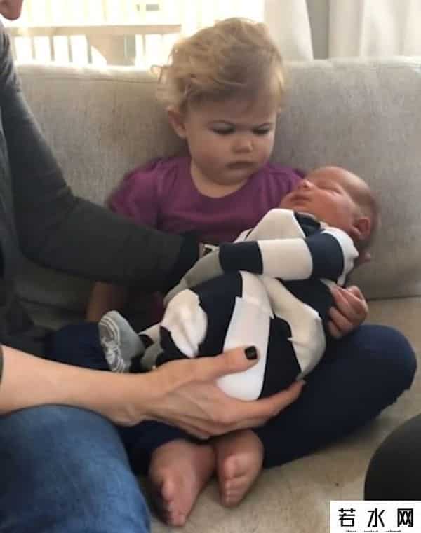 捧腹网,美幼儿第一次见到新生弟弟的反应令人捧腹