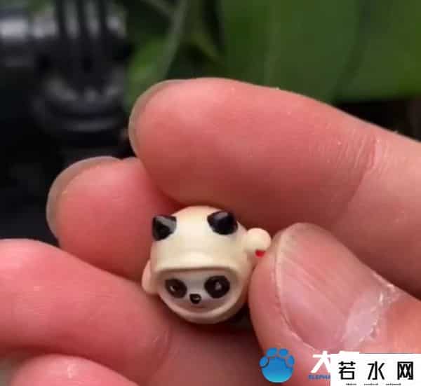 冰墩墩几岁了,只有1.5厘米!男子雕刻指甲盖大小冰墩墩、雪容融,网友直呼“太可爱了”