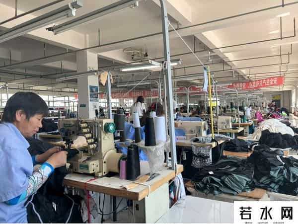 三奇泳装,制造性感,还得东北大妈