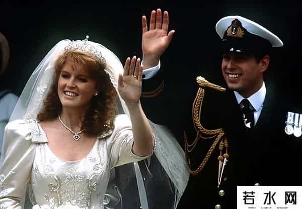 弗格森事件,1992年,英国王室曝出丑闻:37岁富商吮吸着33岁王妃的脚趾