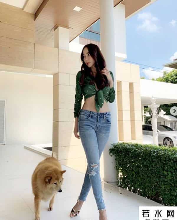 aum p,42岁的泰版鲜肉菩萨，翘臀细腰迷倒20岁奶狗，她比萧亚轩还快乐？