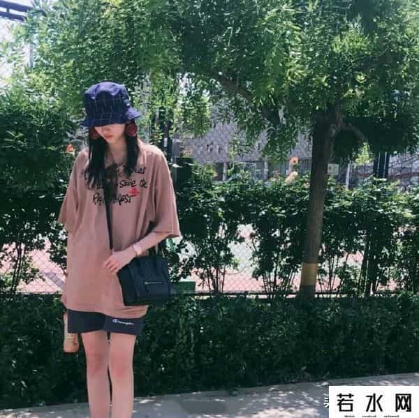 娃娃稀有私服,22岁关晓彤校园私服太露富，上万衣品不重样，默默成校园豪气女神