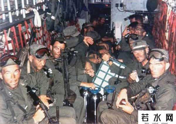 贝克勒泄露,尼克松特批,美精锐夜袭越南战俘营,刚降落指挥官便大呼:快撤