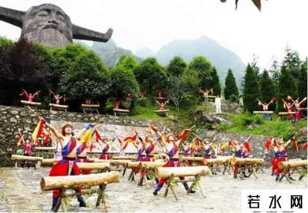 机器化身,5.19相约神农架丨6台机器狗化身“科技瑞兽”，与24名梆鼓演员共同迎宾