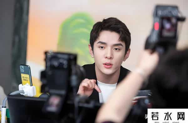 薇娅宣布破产,直播间消失的薇娅，为何让谢霆锋甘心当"小弟"？15亿生意藏玄机！