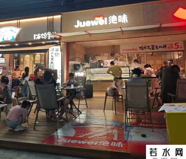 鸭脖店,卤味店变身小酒馆，鸭脖竟配奶茶，年轻人到底在吃啥？