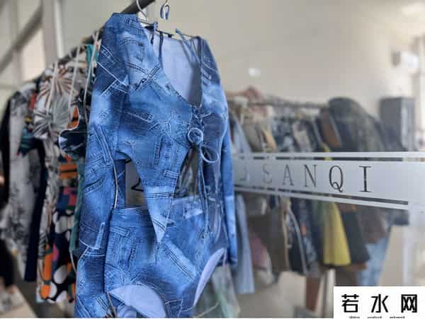 三奇泳装,制造性感,还得东北大妈