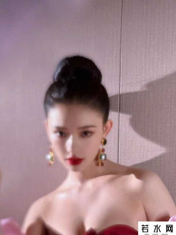 腾讯微博皮肤,林允微博之夜裹胸红裙,皮肤白皙发光