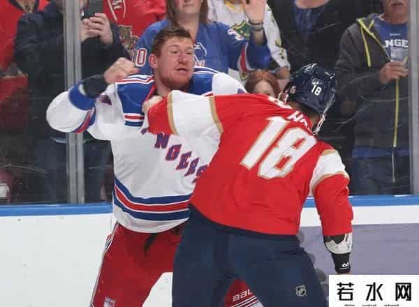 冰球对战,冰球斗殴是传统？俄罗斯队员与美国互殴，现场播放战歌《喀秋莎》