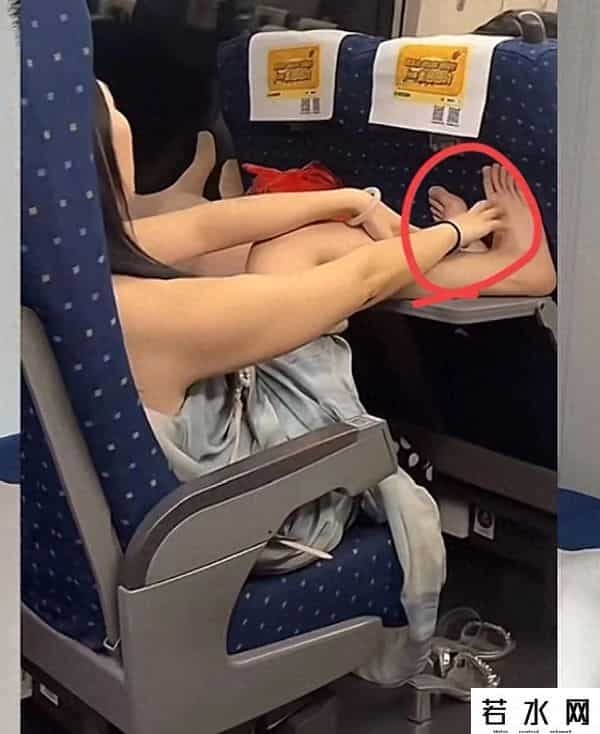 搔脚心图,高铁上女子脱鞋!把脚放在桌板上,网友坐不住了,我经常趴着睡觉