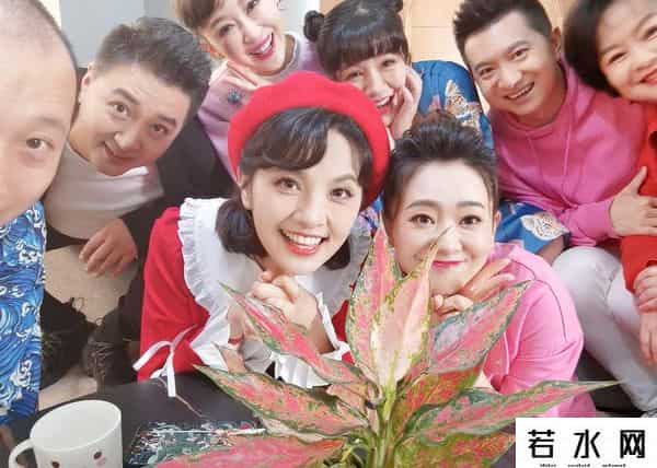 小鹿姐姐结婚,央视主持人大聚会！55岁鞠萍穿红衣现身，47岁小鹿姐姐冻龄似少女