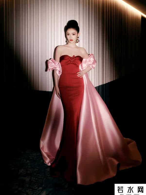 腾讯微博皮肤,林允微博之夜裹胸红裙,皮肤白皙发光