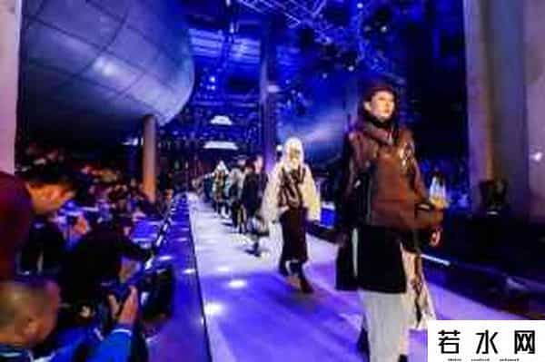 蓝色倾情,燃！女装新潮流都在今晚这场大秀中