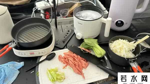 移动公寓,住进车里的年轻人:不租房不买房,5平米最自由