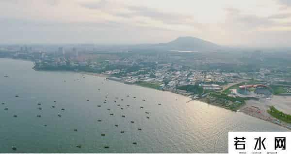 三奇泳装,制造性感,还得东北大妈