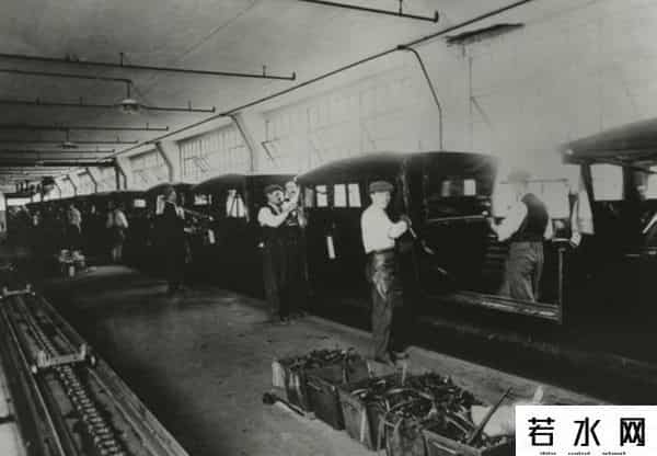 西尔斯罗巴克,杰里米·里夫金：上世纪美国工人面临“下岗危机”，反而掉进消费主义陷阱