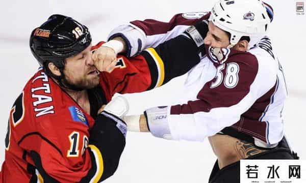 冰球对战,冰球斗殴是传统？俄罗斯队员与美国互殴，现场播放战歌《喀秋莎》