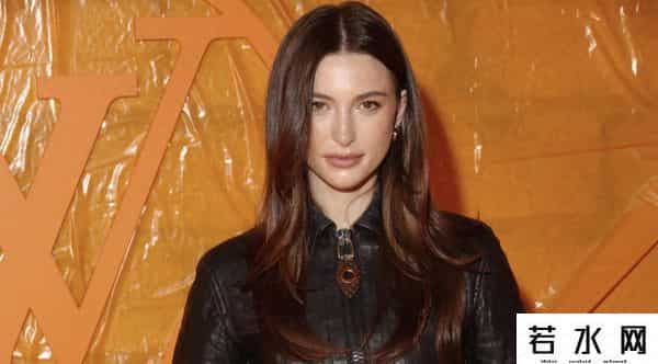 乔布斯遗产,乔布斯最宠爱美貌小女儿大婚在即！坐拥千亿遗产读名校当模特玩票