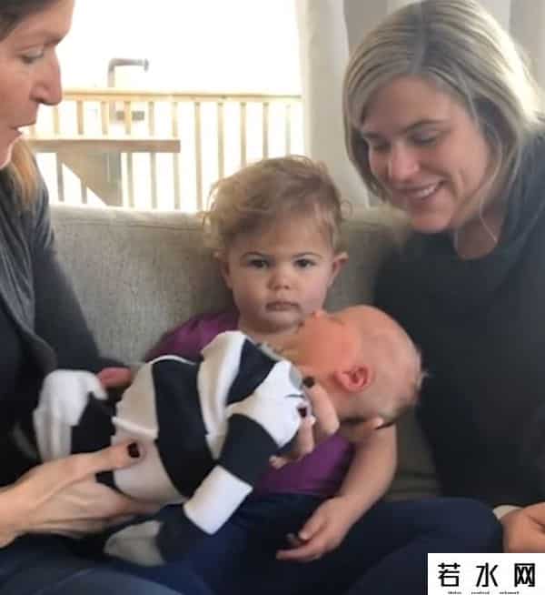 捧腹网,美幼儿第一次见到新生弟弟的反应令人捧腹
