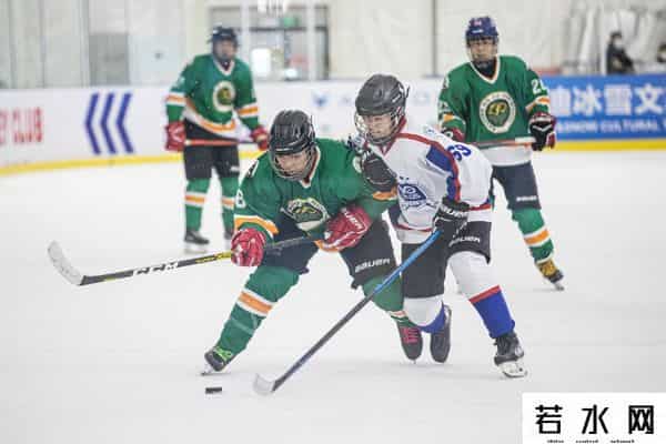 冰球对战,冰球斗殴是传统？俄罗斯队员与美国互殴，现场播放战歌《喀秋莎》