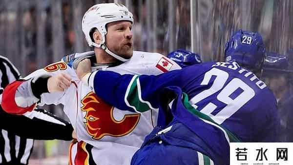 冰球对战,冰球斗殴是传统？俄罗斯队员与美国互殴，现场播放战歌《喀秋莎》