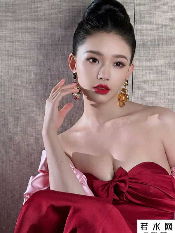 腾讯微博皮肤,林允微博之夜裹胸红裙,皮肤白皙发光