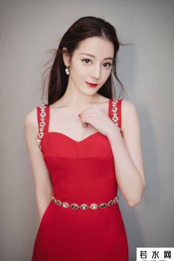 非主流新生代,迪丽热巴学生时期自拍曝光,太非主流,16岁时的造型看起来像46岁