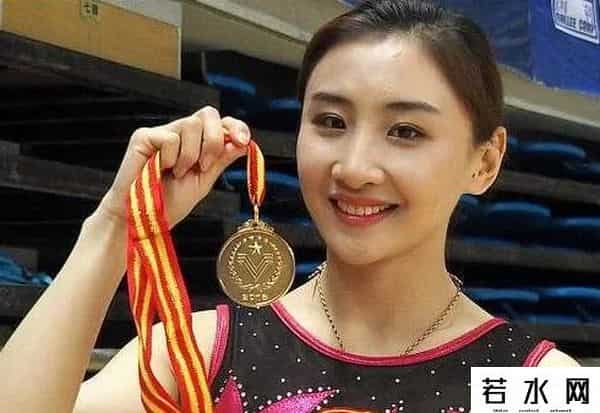 模特梁超,嫁给制片人的何雯娜幸福吗？晒娃撒粮成日常，衣品与气质不输模特