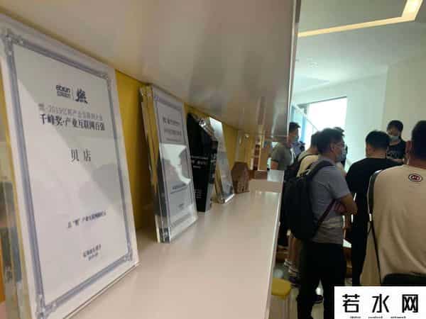 张良伦,一线 - 张良伦出现了!百家商户集结贝贝集团“讨债”,7位代表参与谈判