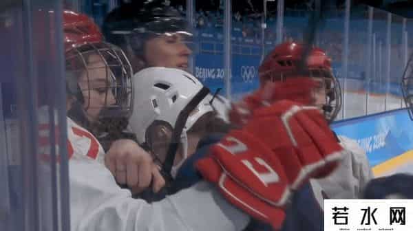 冰球对战,冰球斗殴是传统？俄罗斯队员与美国互殴，现场播放战歌《喀秋莎》
