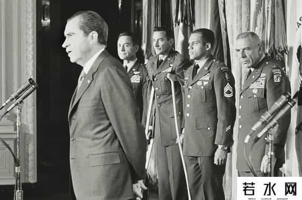 贝克勒泄露,尼克松特批,美精锐夜袭越南战俘营,刚降落指挥官便大呼:快撤