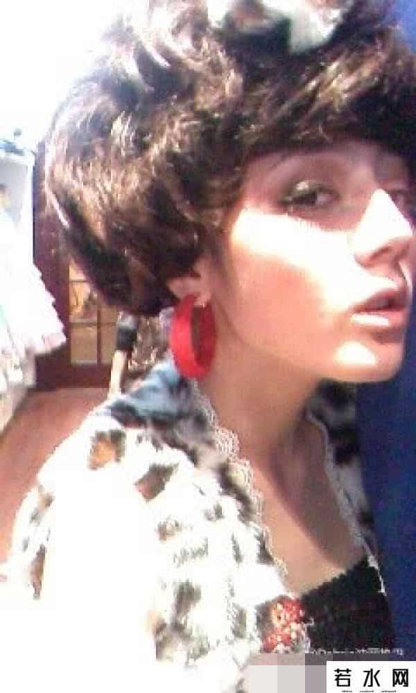 非主流新生代,迪丽热巴学生时期自拍曝光,太非主流,16岁时的造型看起来像46岁