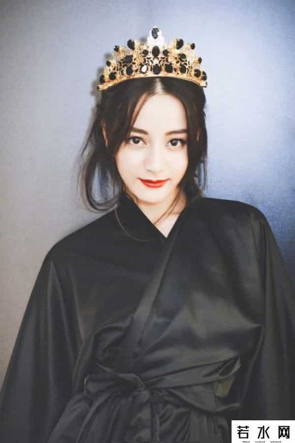 非主流新生代,迪丽热巴学生时期自拍曝光,太非主流,16岁时的造型看起来像46岁