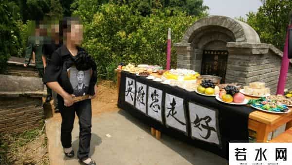 40777,18岁列兵缉毒牺牲 亲属祭扫现场“全员马赛克”
