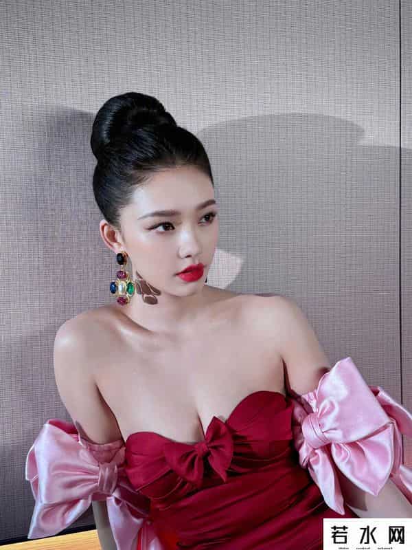 腾讯微博皮肤,林允微博之夜裹胸红裙，皮肤白皙发光
