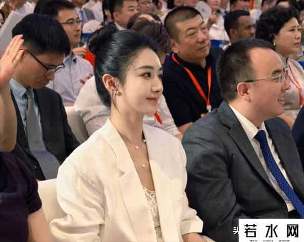 薇娅宣布破产,直播间消失的薇娅，为何让谢霆锋甘心当"小弟"？15亿生意藏玄机！