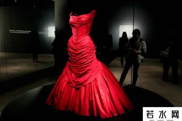 影视捆绑,捆绑《穿普拉达的女王》，这部时尚电影配吗？