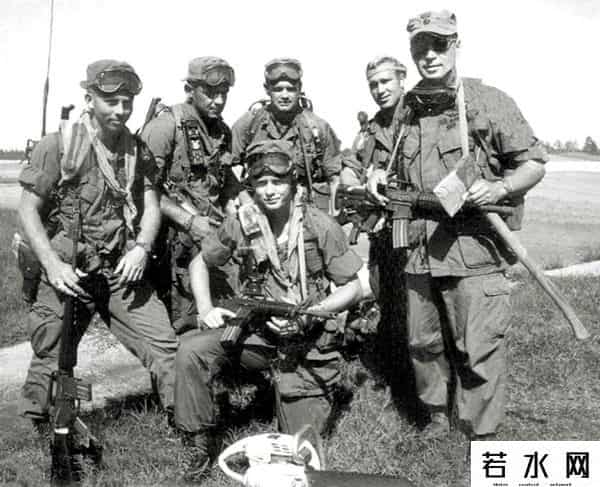 贝克勒泄露,尼克松特批,美精锐夜袭越南战俘营,刚降落指挥官便大呼:快撤