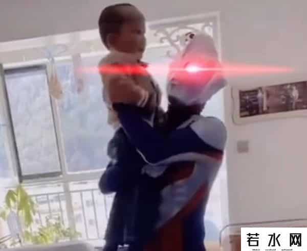 奥特曼生日,爸爸扮演奥特曼给孩子送生日惊喜!网友:先要有一个身材好的爸爸