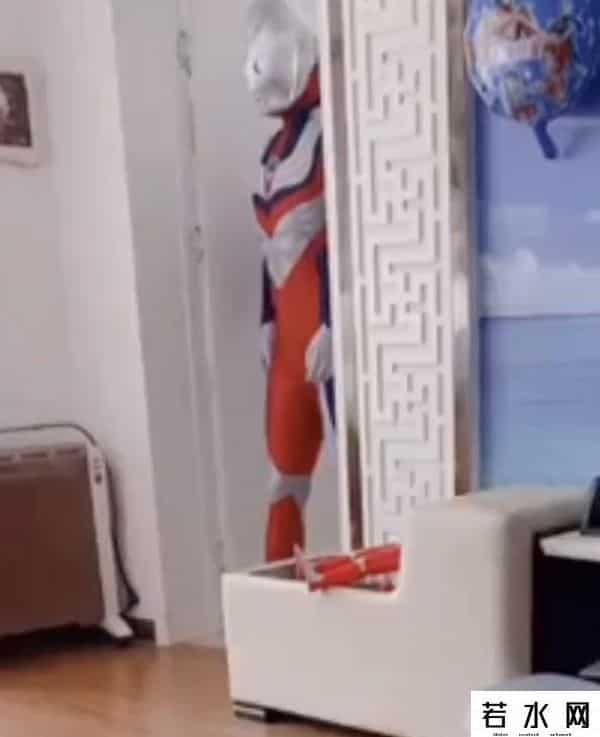 奥特曼生日,爸爸扮演奥特曼给孩子送生日惊喜！网友：先要有一个身材好的爸爸