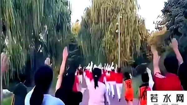 暴走大事件8,退休阿姨参加暴走团八天,回家进不了门,儿子冷笑,让你走个痛快