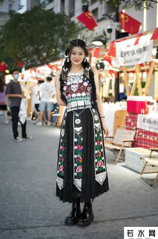 热奶宝,热奶宝是个啥?李嘉琪杭州夜市卖甜品,天天排长队