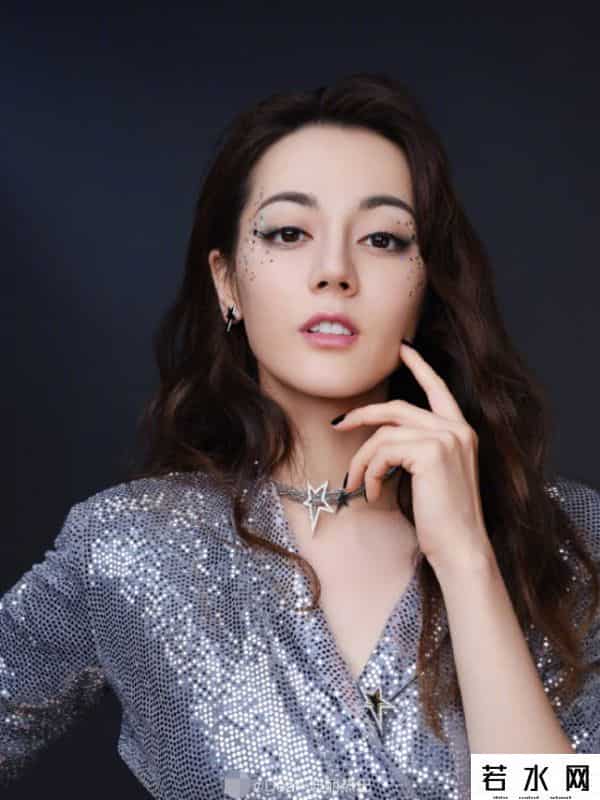 非主流新生代,迪丽热巴学生时期自拍曝光,太非主流,16岁时的造型看起来像46岁