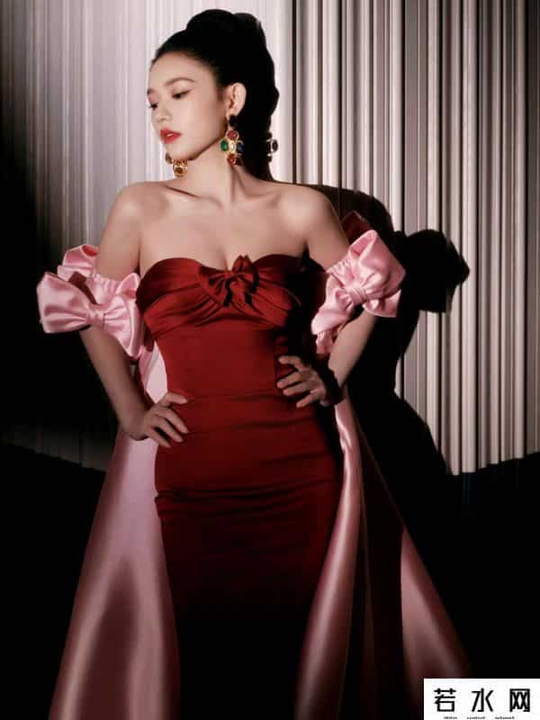 腾讯微博皮肤,林允微博之夜裹胸红裙,皮肤白皙发光