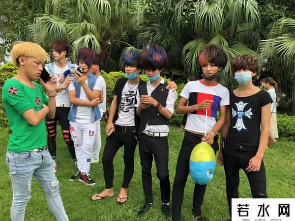 杀马特家族,他收集了900多段视频，让你看看杀马特家族的残酷现实