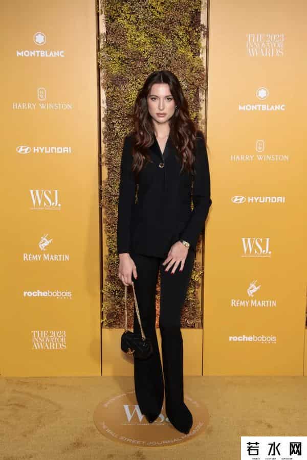 乔布斯遗产,乔布斯最宠爱美貌小女儿大婚在即!坐拥千亿遗产读名校当模特玩票