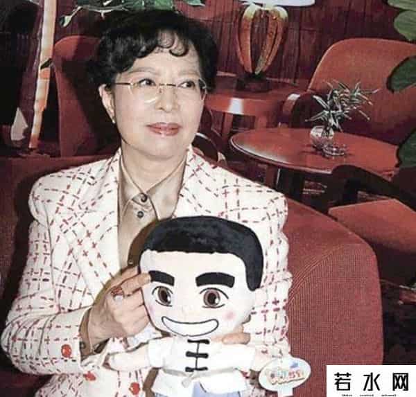 狄娜的女儿,狄娜：香港艳星，真人版007女间谍，为中国航天事业投入全部身家